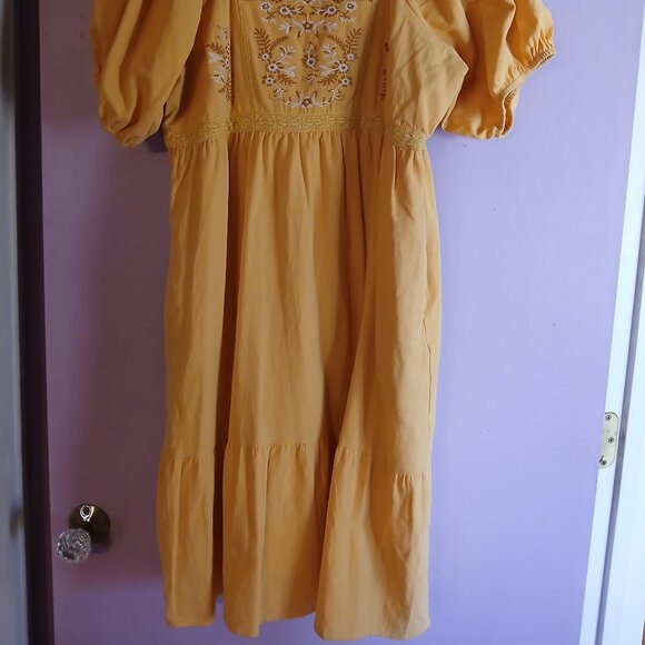 Large yellow embroidered dress - Picture 10 of 11